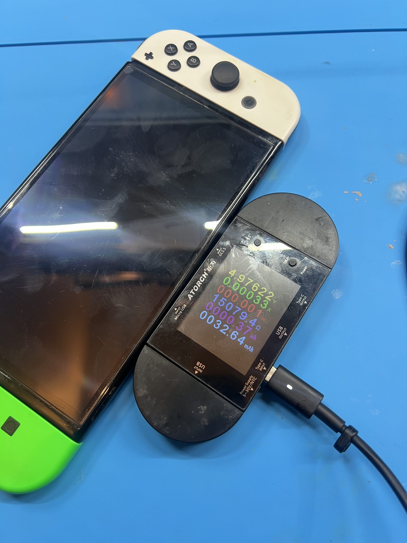 USB-C power meter testing one connector orientation